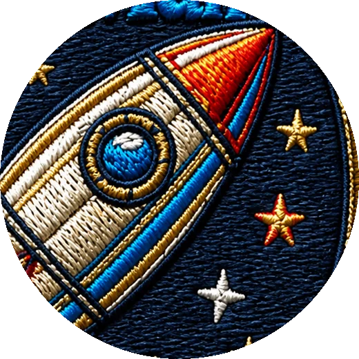 Detail der Stickerei: Rakete mit Bullauge